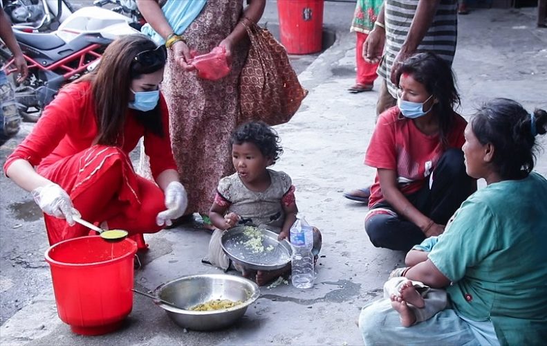 भोकमरी परेकालाई खाना खुवाउँदै नायिका एलिजा गौतम (फोटो)