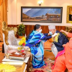 प्रधानमन्त्रीले राष्ट्रपतिको हातबाट लगाए दसैँको टीका जमरा