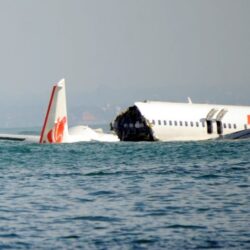 इन्डोनेसियामा यात्रुवाहाक विमान विजुली चम्किएजसरी समुद्रमा खस्यो र पानीमा पड्कियो : प्रत्यक्षदर्शी