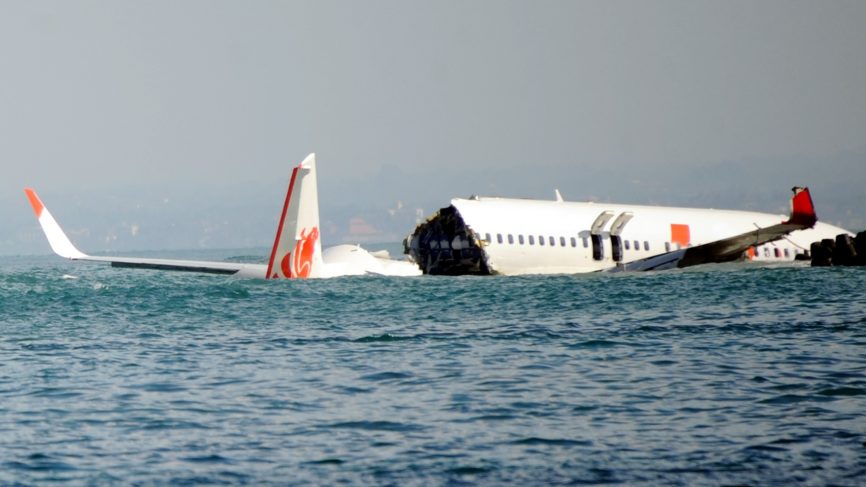 इन्डोनेसियामा यात्रुवाहाक विमान विजुली चम्किएजसरी समुद्रमा खस्यो र पानीमा पड्कियो : प्रत्यक्षदर्शी