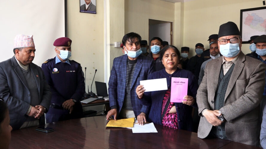 प्रचण्ड-नेपाल समुहले प्रधानमन्त्री ओलीलाई पठायो संविधान सहित विरोधपत्र