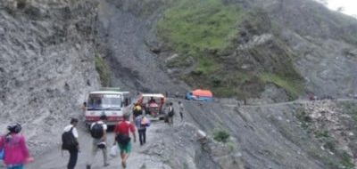 मुग्लिन नारायणगढ सडकखण्डमा पहिरो खस्दा राजमार्ग अवरुद्ध