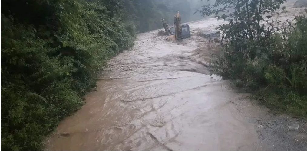 बाढी र पहिरोका कारण हेलम्बु राजमार्ग अवरुद्ध