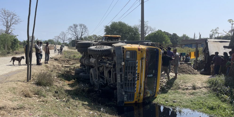 नेपालगन्जतर्फ आउँदै गरेको टिप्पर दुर्घटना