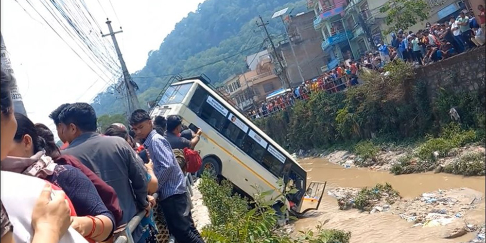 ट्र्याक्टरमा ल्याउँदै गरेको ८२ किलो गाँजासहित दुईजना पक्राउ