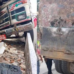 महांकाल मन्दिरको भित्तामा ट्यांकर ठोक्कियो, चालक गम्भीर घाइते