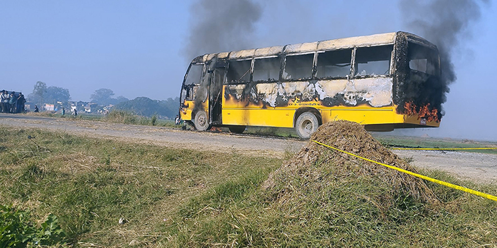 बसको ठक्करबाट मोटरसाइकलमा सवार दुई जनाको मृत्यु, स्थानीयद्वारा बसमा आगजनी