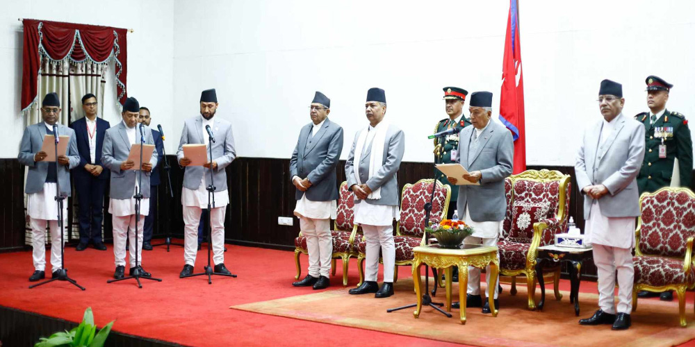 नवनियुक्त १६ मन्त्रीले लिए शपथ,यस्तो बन्यो प्रधानमन्त्री प्रचण्डको टीम