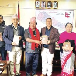 किताब बेचेर कारखाना सञ्चालन गर्दै महावीर पुन
