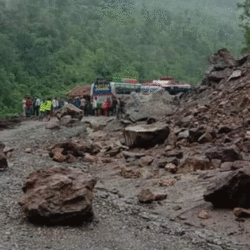 ठाउँठाउँमा पहिरो खस्दा कर्णाली राजमार्गमा आवतजावत ठप्प